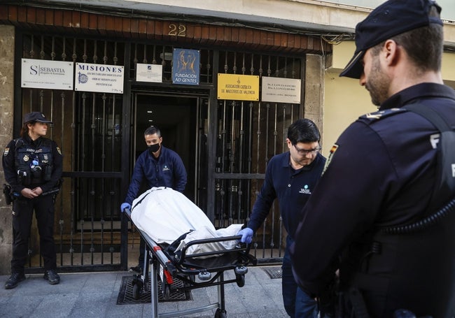 Traslado del cuerpo sin vida del religioso que apareció asfixiado el pasado 22 de enero en su casa de Valencia.