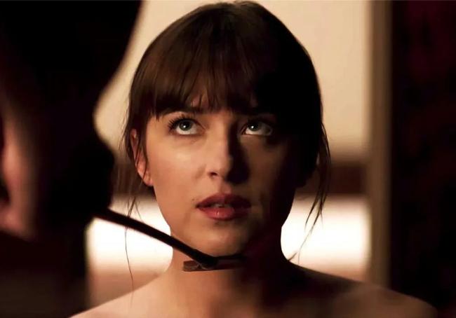 La actriz Dakota Johnson en 'Cincuenta sombras de Grey'.