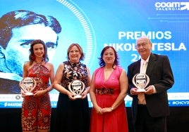 Los premiados, con la decana.