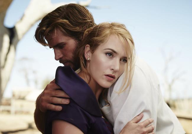 Kate Winslet y Liam Hemsworth en 'La modista'.