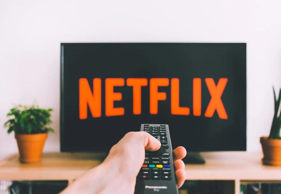 Un usuario pone Netflix en el televisor.