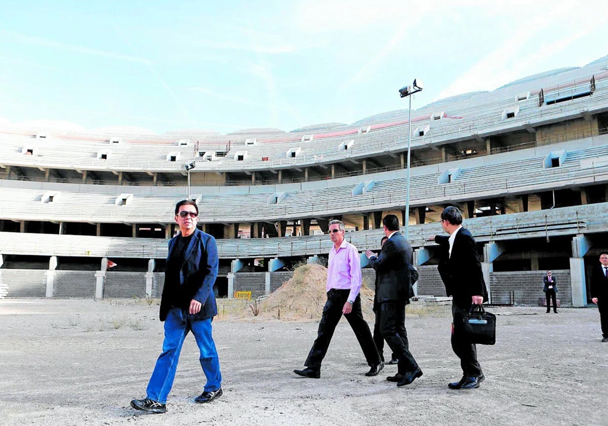 Peter Lim en una imagen de archivo visitando las obras del Nou Mestalla