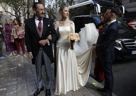 Carmen Sancho junto a Tomás Tórtola, el padre del novio, a su llegada a la iglesia.