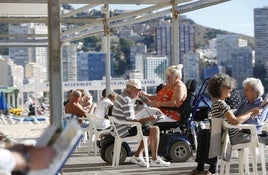 Grupo de turistas en Benidorm. Imagen de archivo.