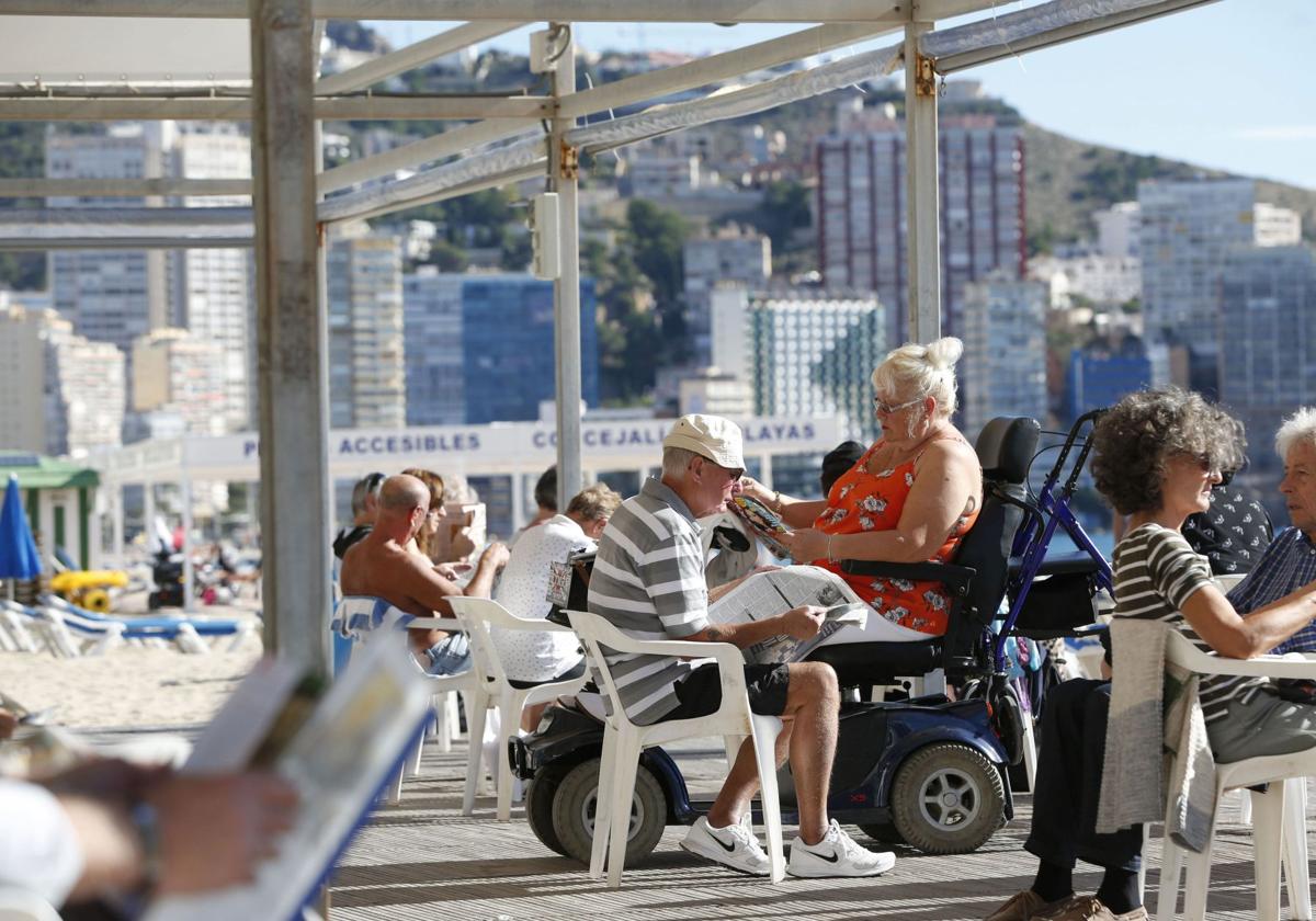 Grupo de turistas en Benidorm. Imagen de archivo.