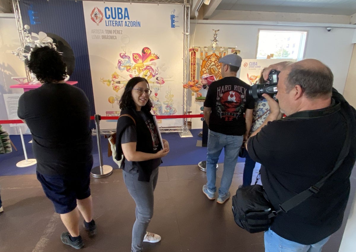 Imagen secundaria 1 - Pepe Rueda, Claudia Amador y Álvaro y Mario Guillén, de Picanya; Laura Sánchez y J. Enguix; e Isabel Miguel y Fernando Alberola, en la exposición 'Una festa per a tots'.