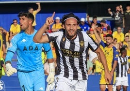 Giorgi Kochorashvili celebra un gol del Castellón durante la promoción de ascenso en 2023.