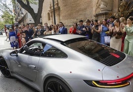 Los novios parten en un Porsche.