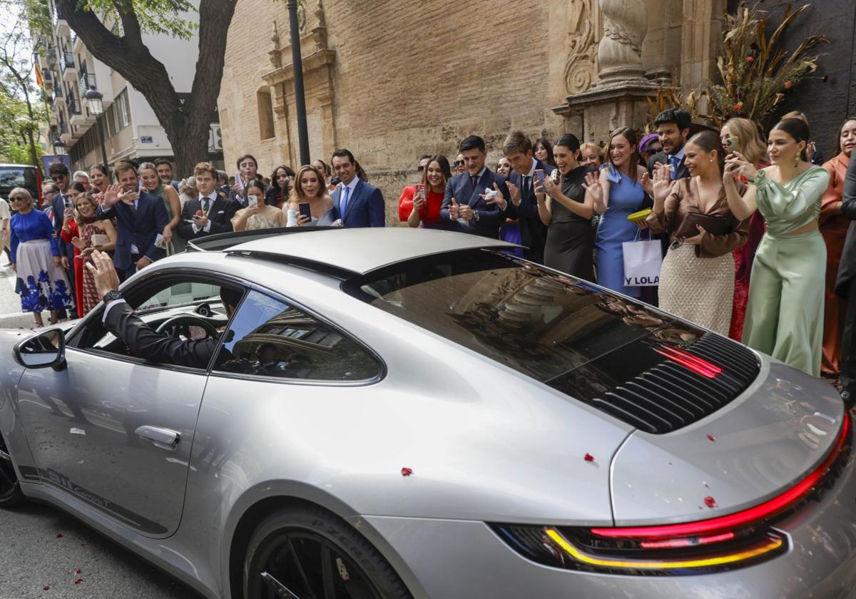 Los novios parten en un Porsche.