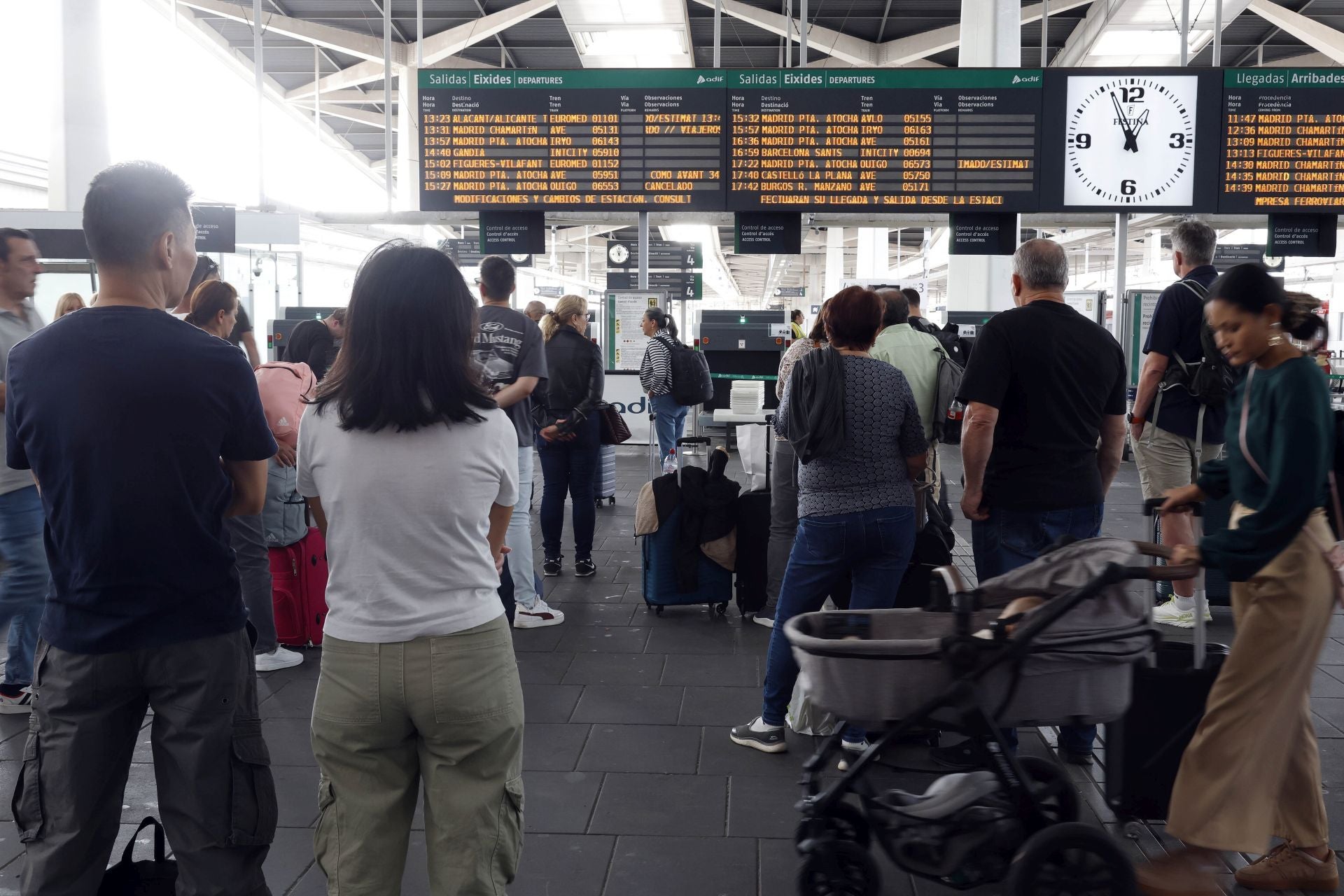 Retrasos y cancelaciones en la estación Joaquín Sorolla de Valencia