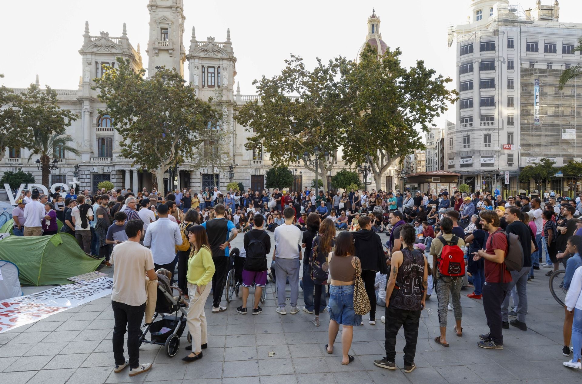 Los acampados por la vivienda amanecen en la plaza del Ayuntamiento