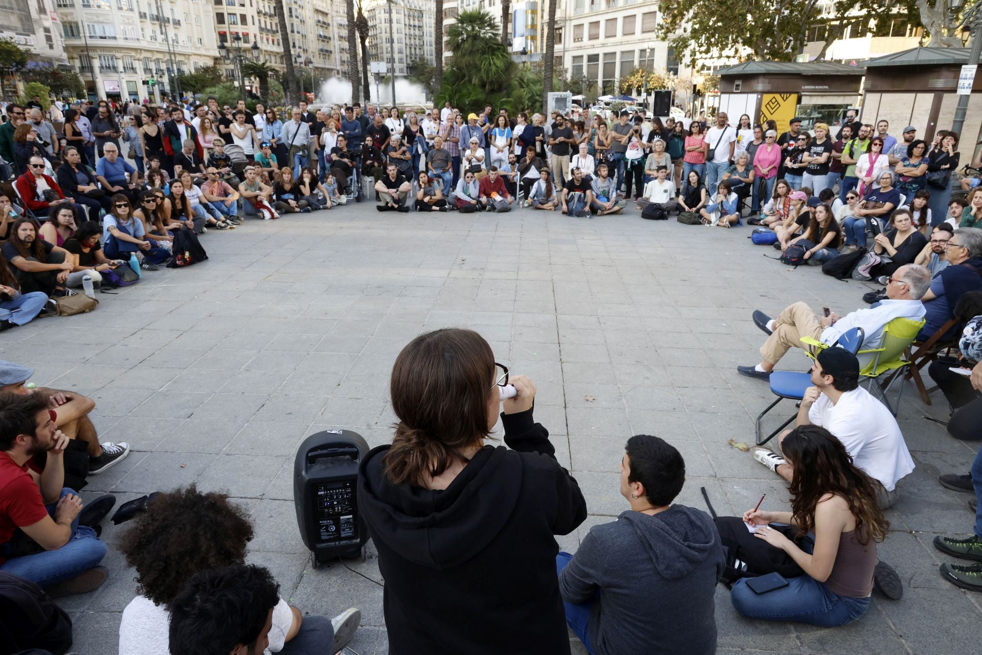 Los acampados por la vivienda amanecen en la plaza del Ayuntamiento