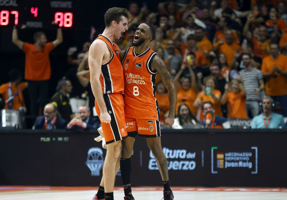 Montero celebra con Reuvers su canasta ganadora.