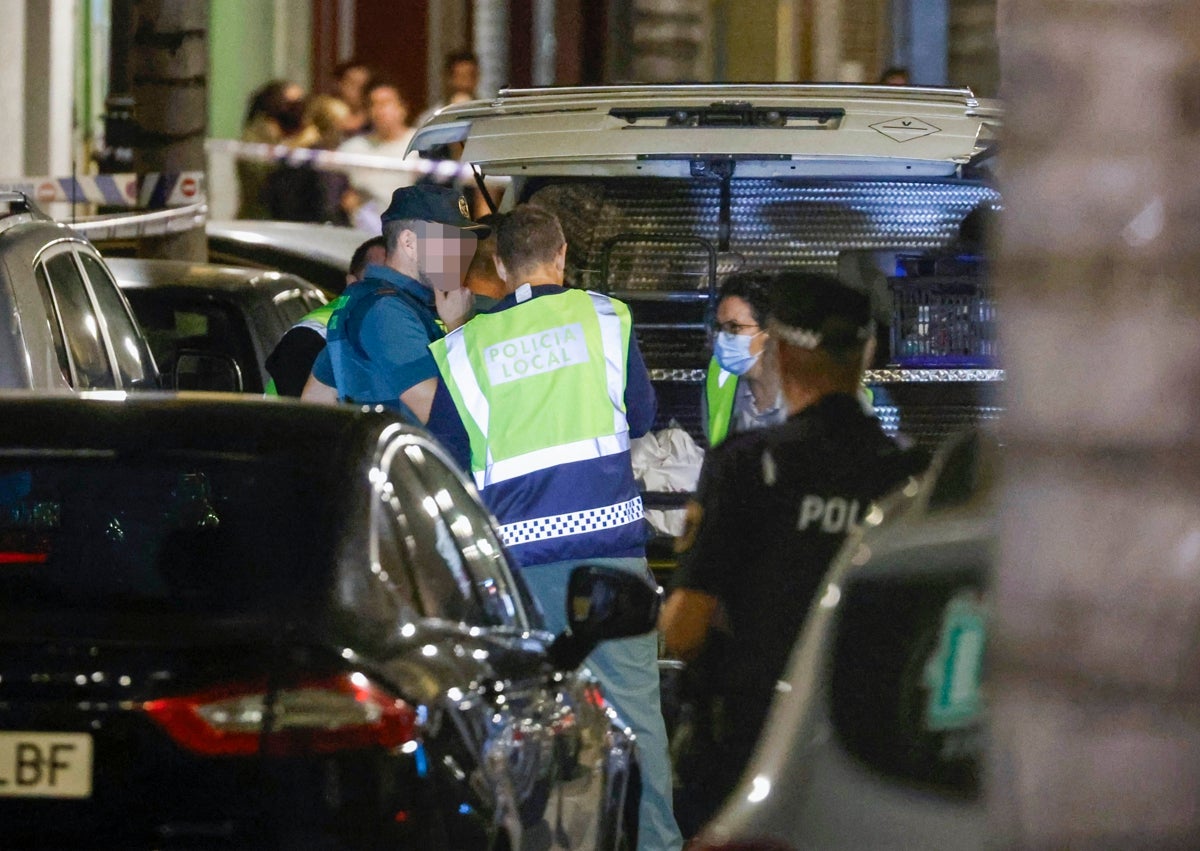 Imagen secundaria 1 - Guardias civiles, policías locales y el retén fúnebre en el lugar del crimen.