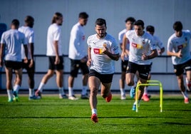 José Luis Gayà, entrenándose.