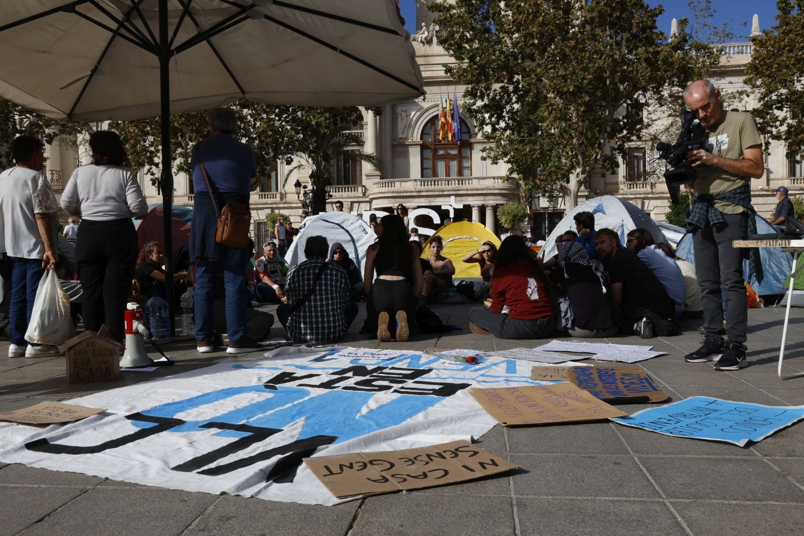 Los acampados por la vivienda amanecen en la plaza del Ayuntamiento