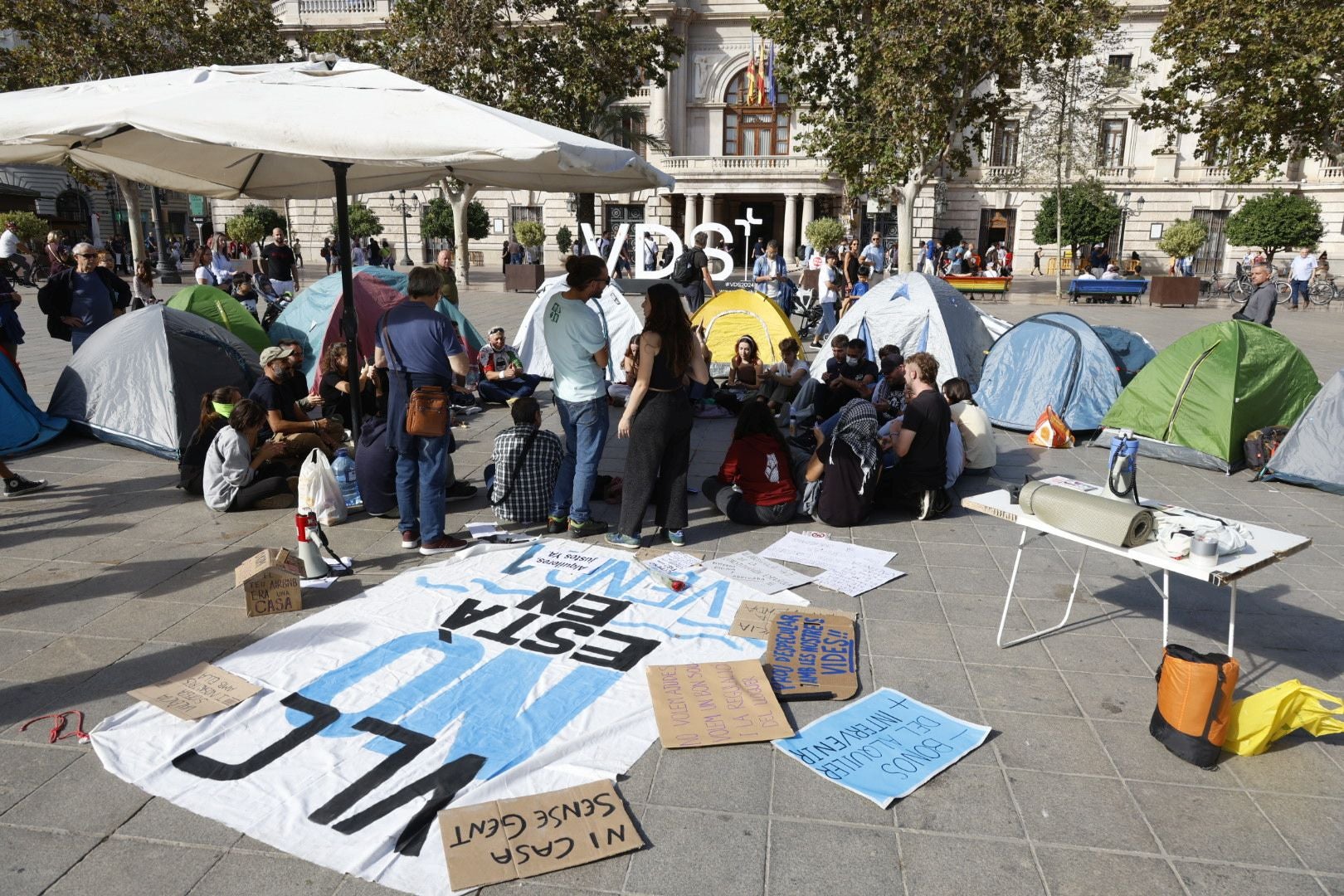 Los acampados por la vivienda amanecen en la plaza del Ayuntamiento