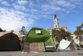 Los acampados por la vivienda amanecen en la plaza del Ayuntamiento