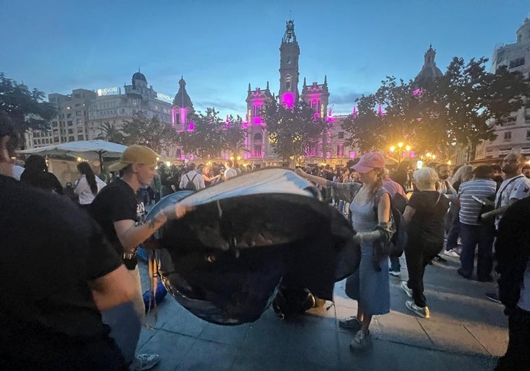 Manifestantes acampados este domingo en la plaza del Ayuntamiento.