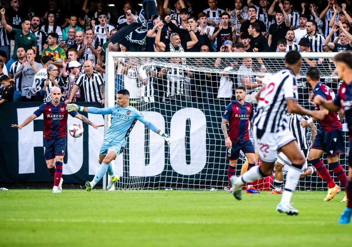 Andrés Fernández saca de portería durante el partido contra el Castellón.