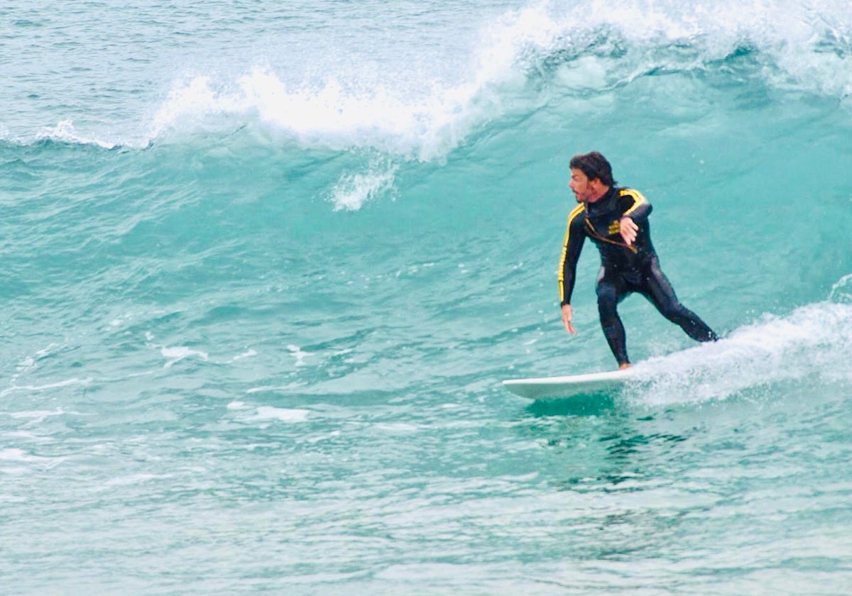 Un surfista en Cullera, uno de los mejores lugares de la Comunitat para practicar este deporte.