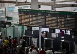 Trenes suspendidos. Imagen de archivo.