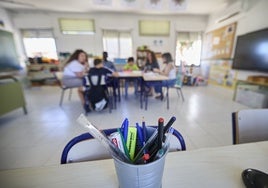 Alumnos en un aulario de un colegio rural agrupado.