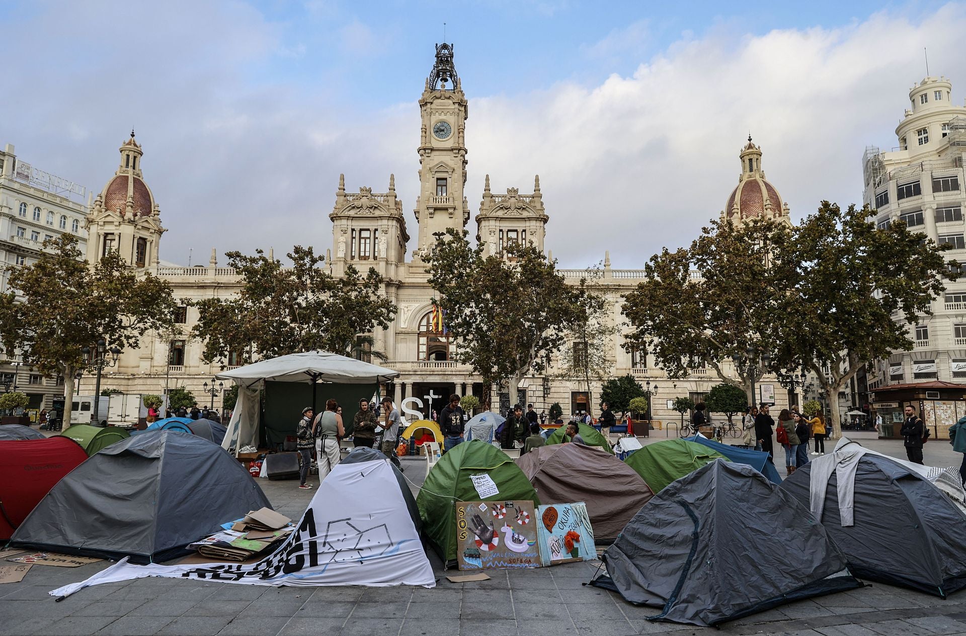 FOTOS | Acampada frente al Ayuntamiento de Valencia en protesta por la vivienda