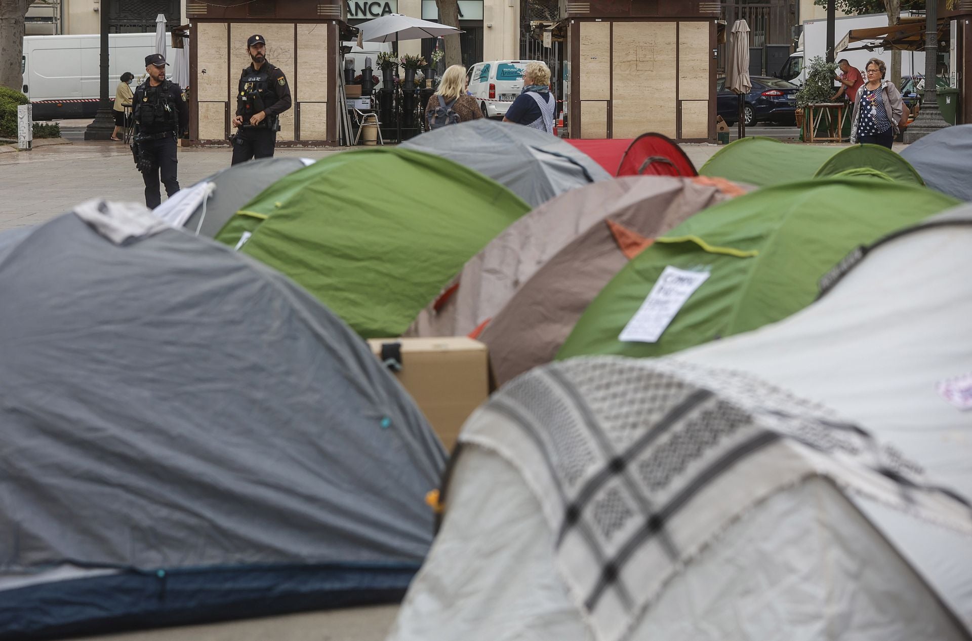 FOTOS | Acampada frente al Ayuntamiento de Valencia en protesta por la vivienda