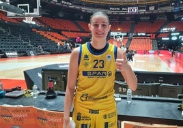 Claudia Contell posa en la Fonteta tras el partido contra el Valencia Basket.