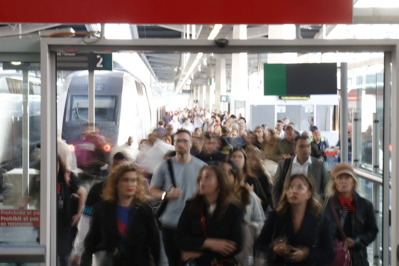 FOTOS | Retrasos del AVE en Joaquín Sorolla este lunes tras el caos ferroviario