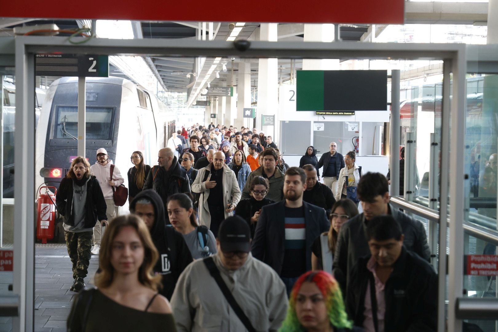 FOTOS | Retrasos del AVE en Joaquín Sorolla este lunes tras el caos ferroviario