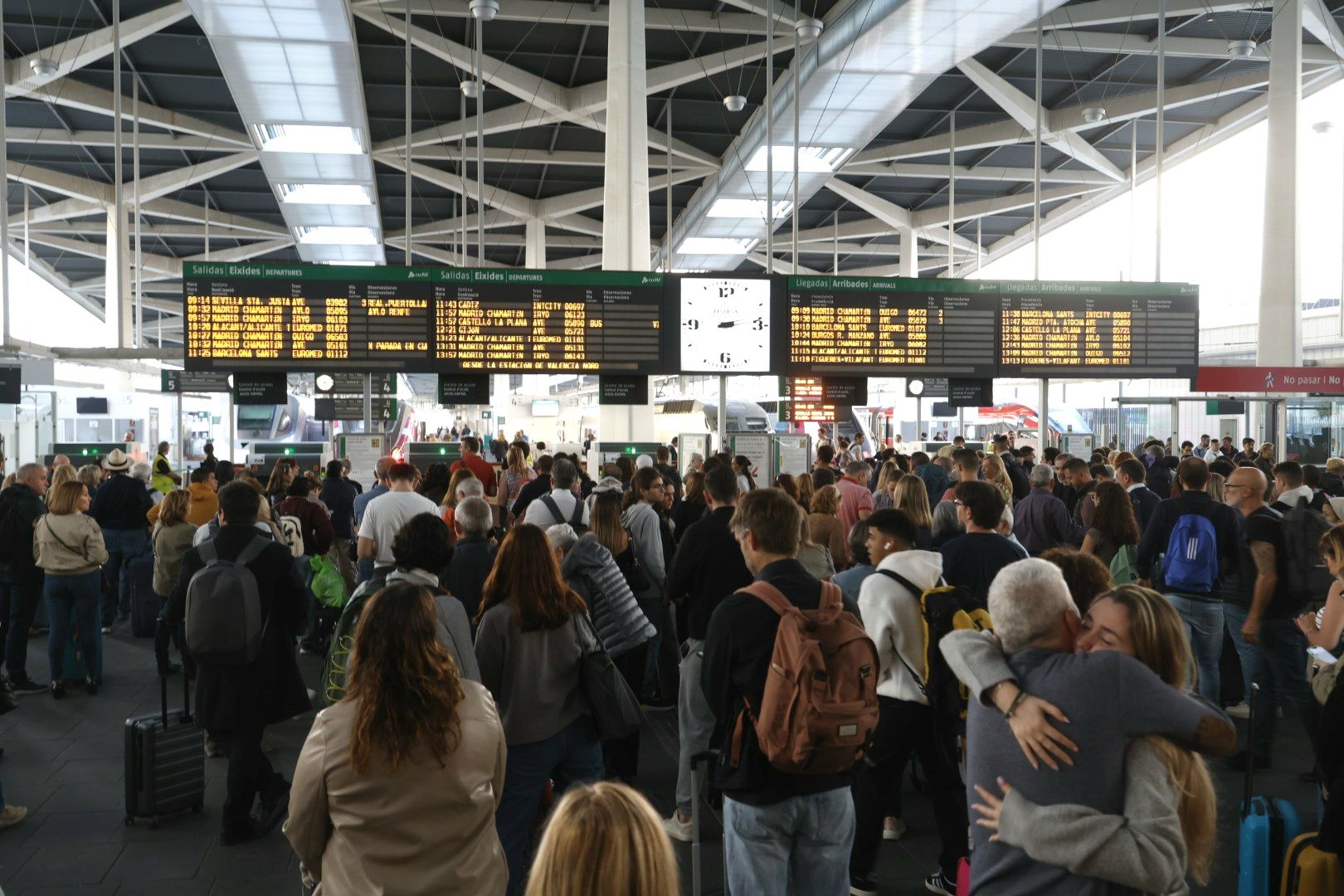 FOTOS | Retrasos del AVE en Joaquín Sorolla este lunes tras el caos ferroviario