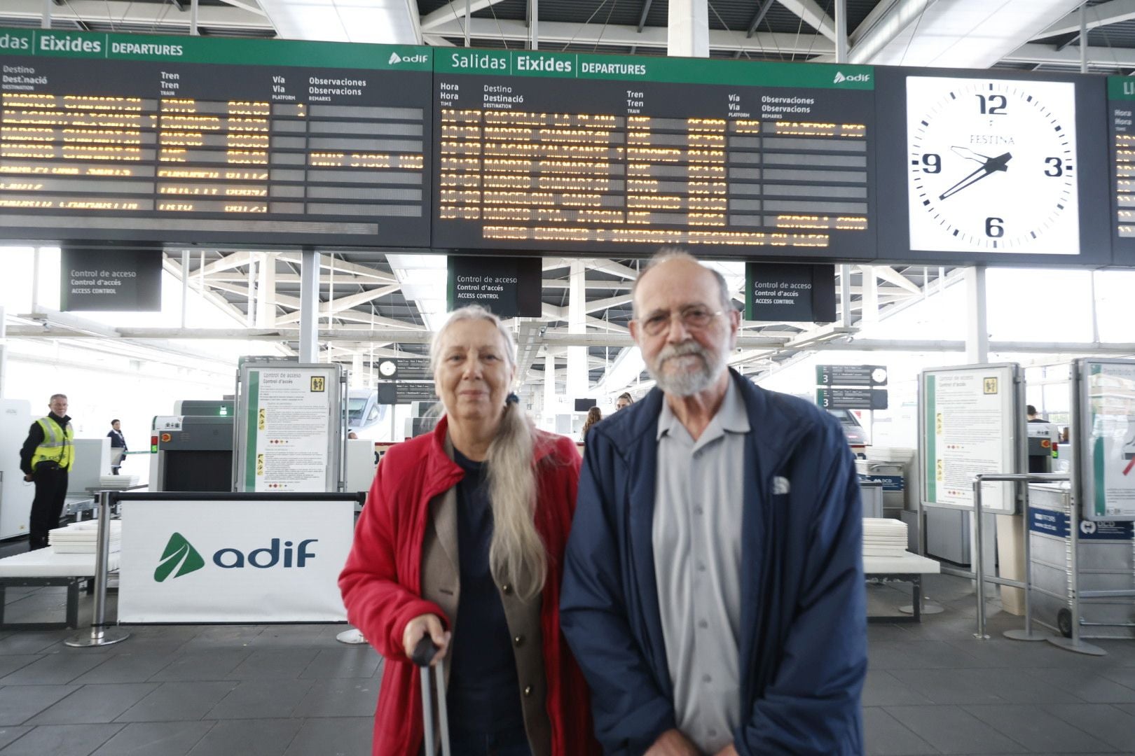 FOTOS | Retrasos del AVE en Joaquín Sorolla este lunes tras el caos ferroviario