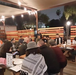 Reunión en un bar para rellenar la papeleta electoral.