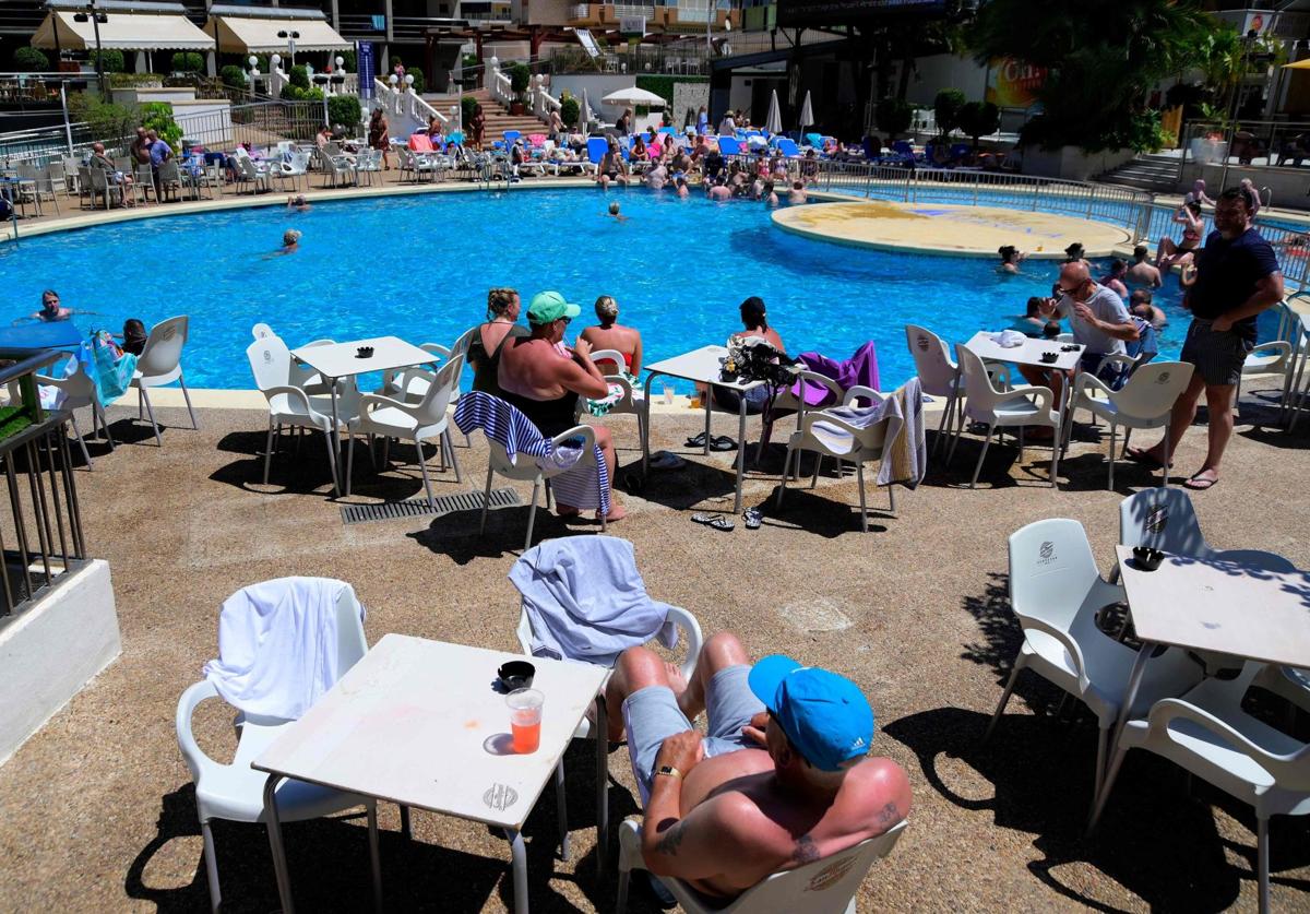 Turistas en Benidorm. Imagen de archivo.