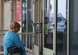 Una mujer entra en un centro de salud.