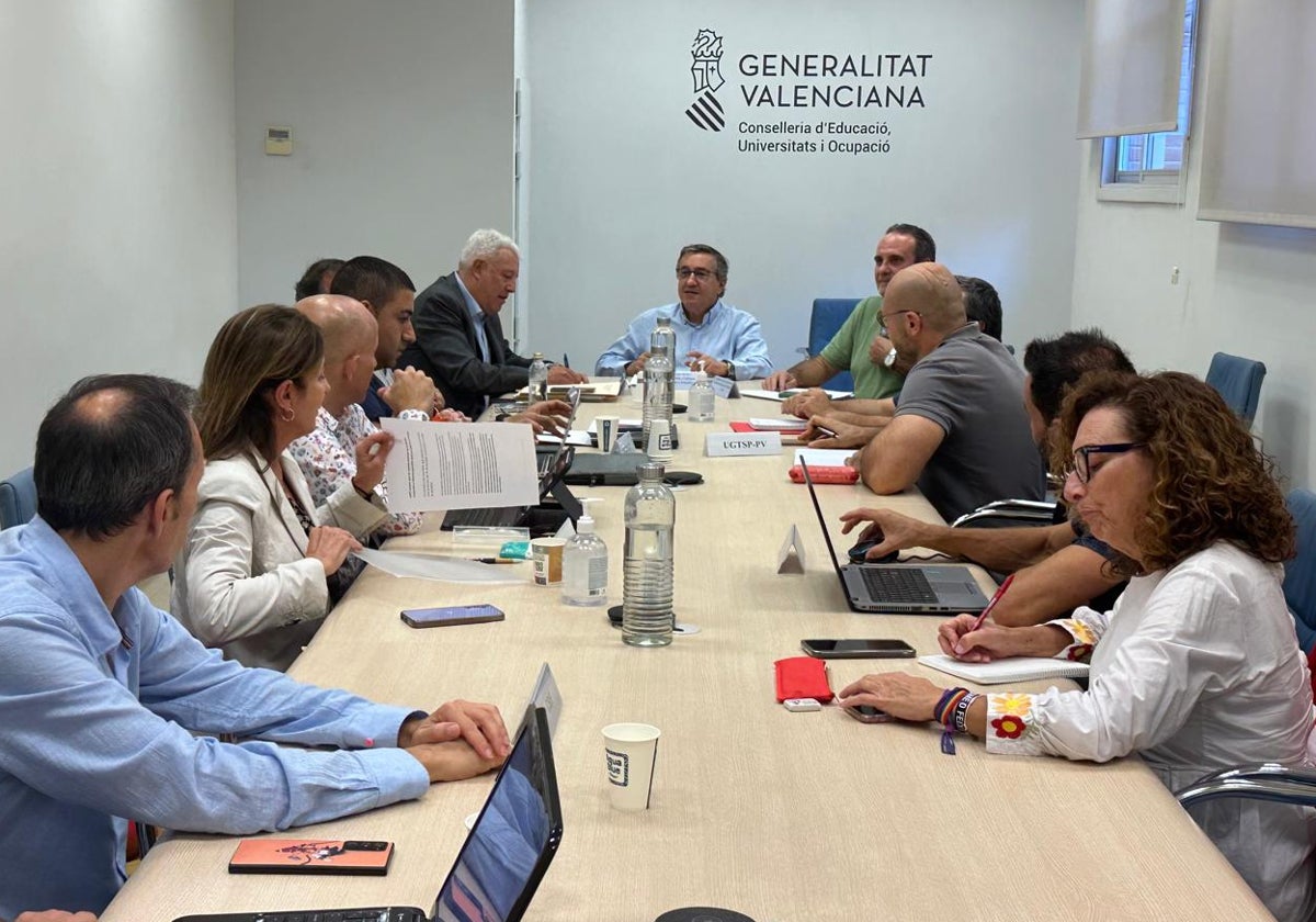 Rovira, presidiendo la mesa, en la reunión con los sindicatos.