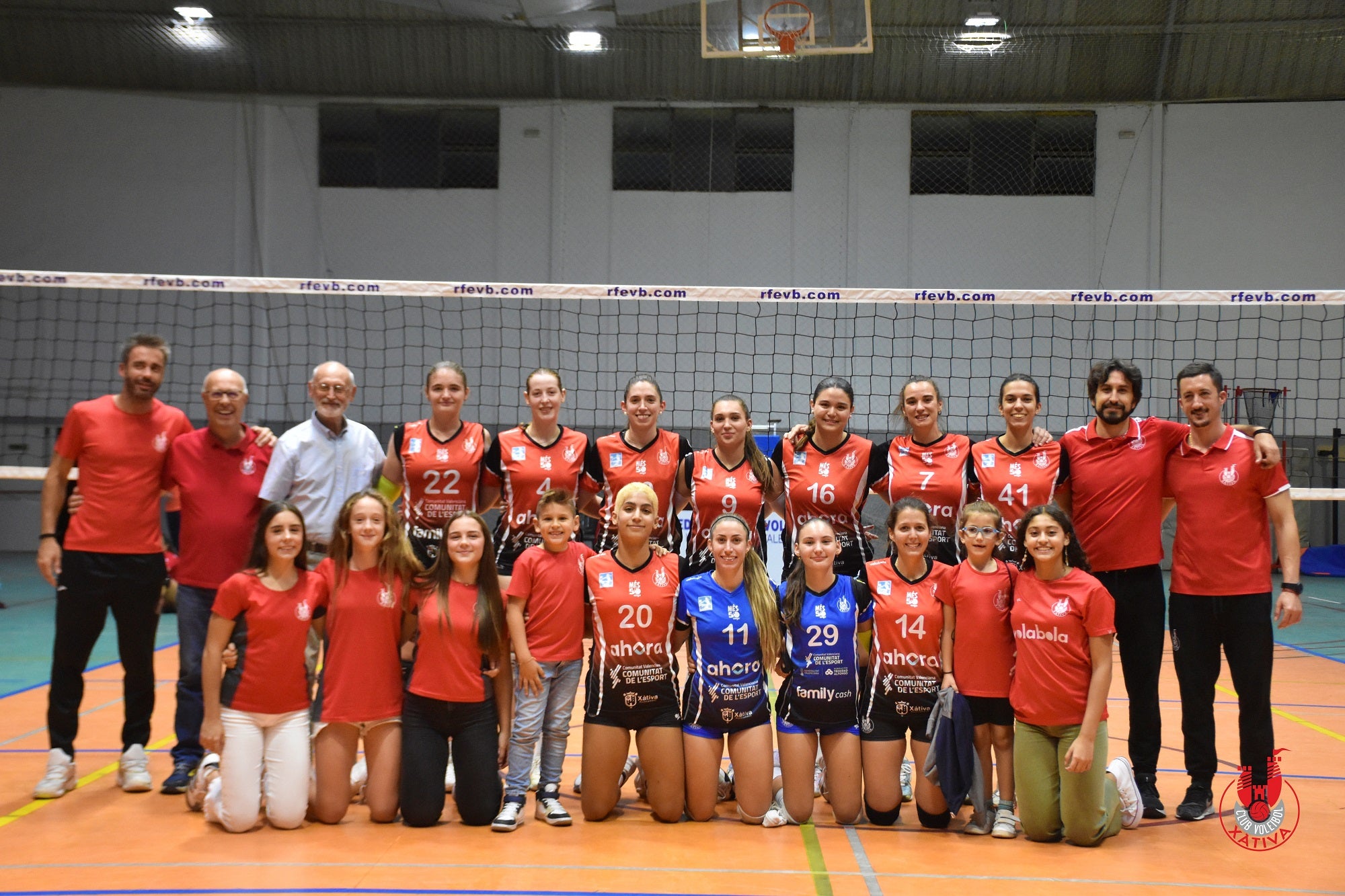 El equipo femenino del Xàtiva Voleibol y el queipo técnico.