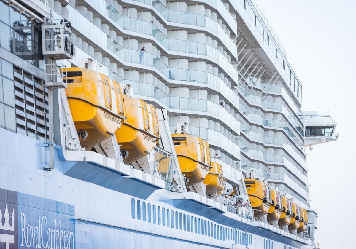 Un enorme crucero, en el puerto de Valencia en agosto de este año.