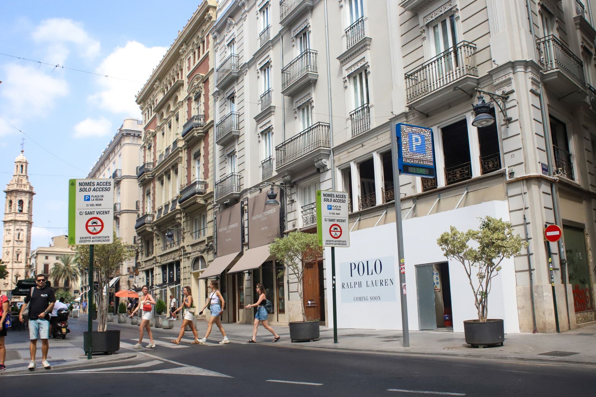 Tramo de la calle de La Paz donde está a punto de abrir sus puertas Ralph Lauren.