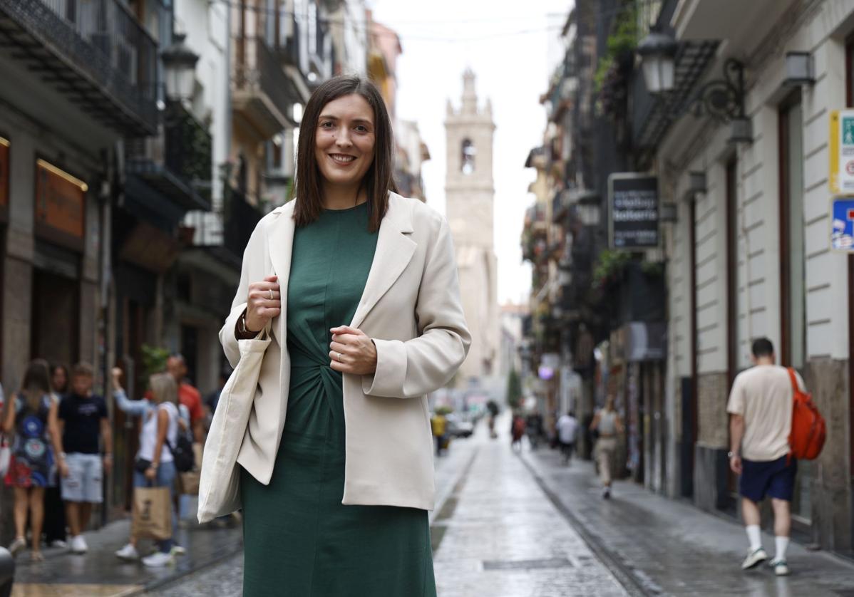 Sara Portela, en la calle Bolsería, con el campanario de la iglesia de los Santos Juanes al fondo.