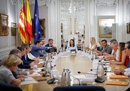 Miembros de la Junta y de la Mesa de Les Corts, durante una reunión.