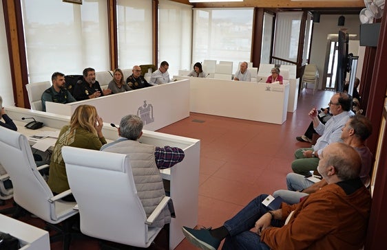 Momento de la reunión entre representantes vecinales, Ayuntmaiento y cuerpos de seguridad.