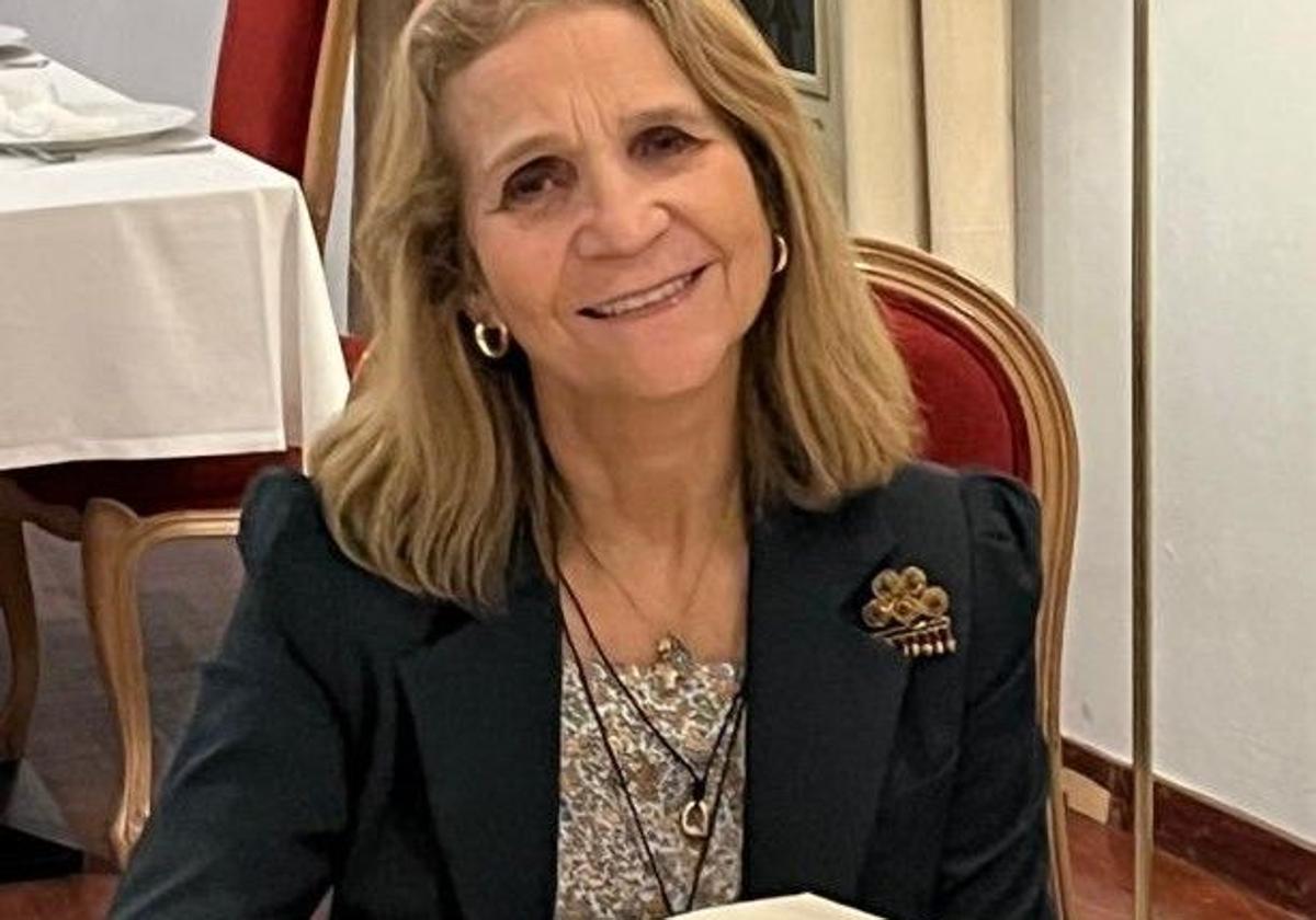 La Infanta Elena, firmando en el Libro de Oro del Casino de Agricultura de Valencia.