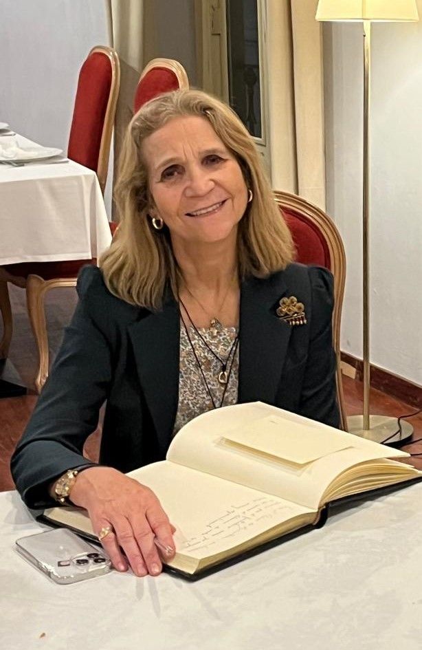 La Infanta Elena firmando en el libro de honor del Casino de Agricultura.