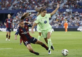 María Gabaldón defiende a Jana Fernández durante el partido que se disputó el pasado domingo en el Ciutat.