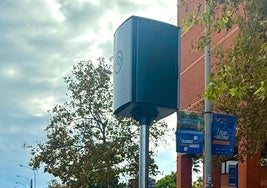 Uno de los nuevos radares. ubicado en la avenida Tarongers, junto a las universidades.