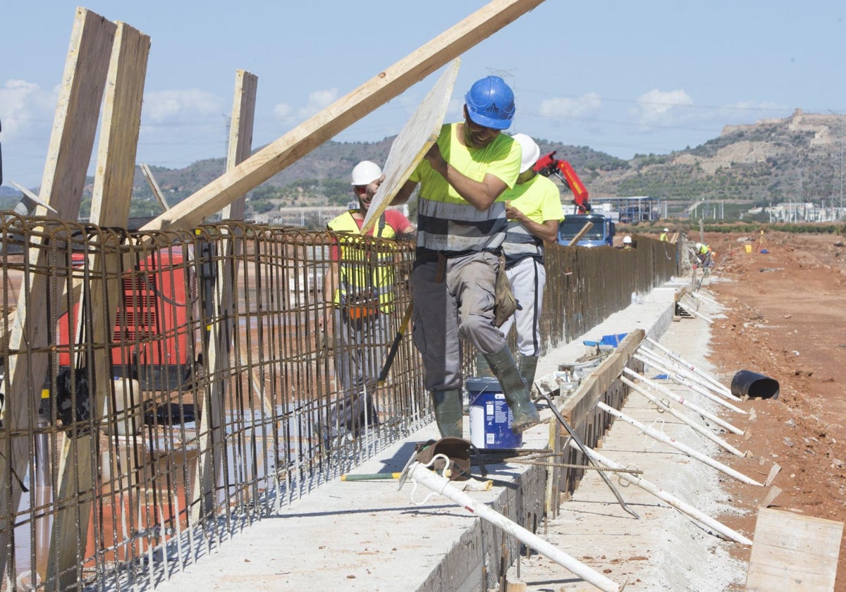 Operarios, en la construcción de la gigafactoría de Sagunto.