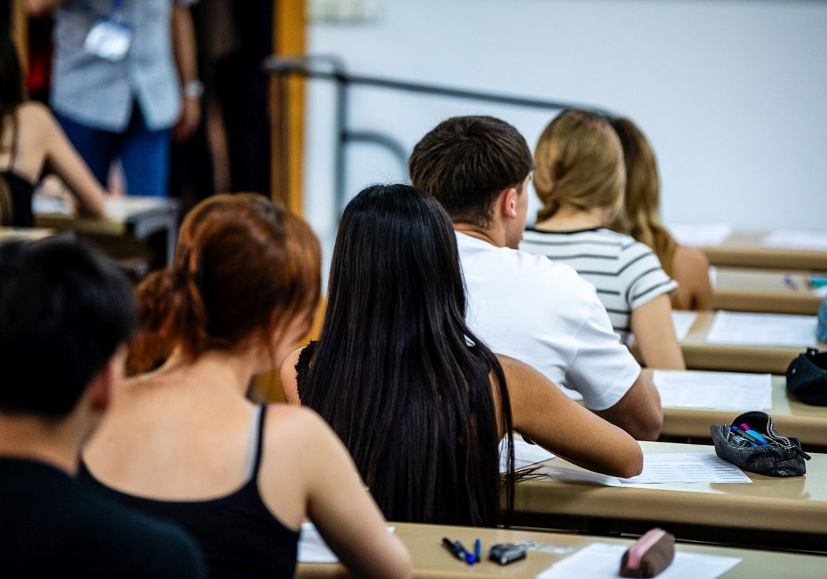 Alumnos durante el primer examen de la selectividad de junio de 2024.